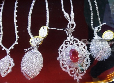 高清:逛老挝商品展示区 珠宝首饰“亮瞎眼